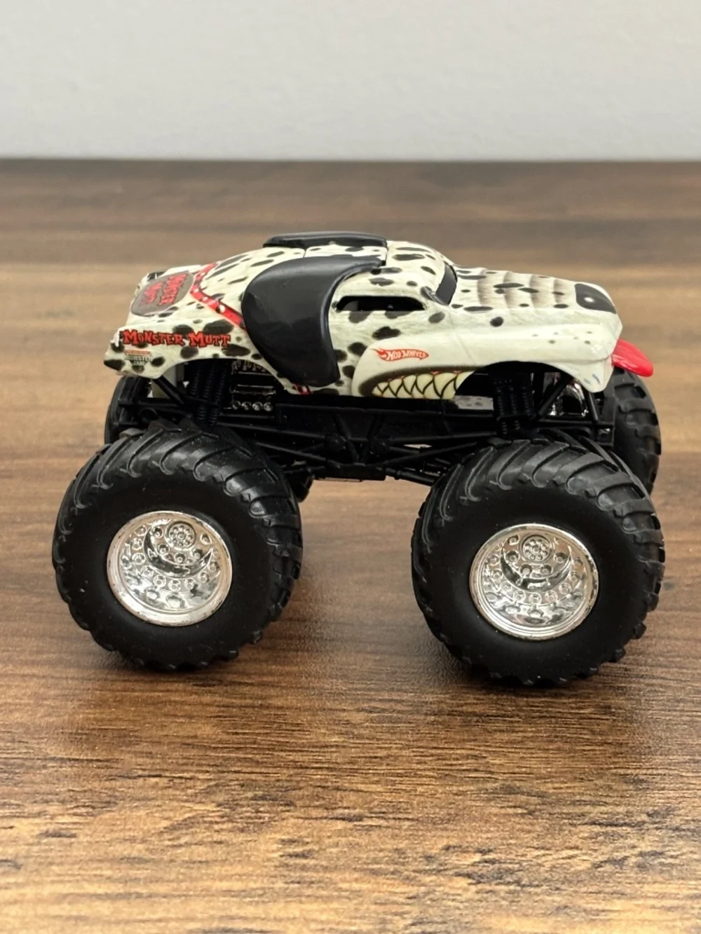 Monster Jam Monster Mutt Dalmatian Dog Truck Die Cast Silver Tires Hot Wheels